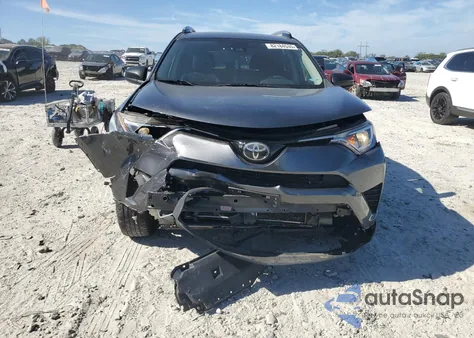 2017 Toyota Rav4 Le z USA, uszkodzony, nr VIN JTMBFREVXHD210657